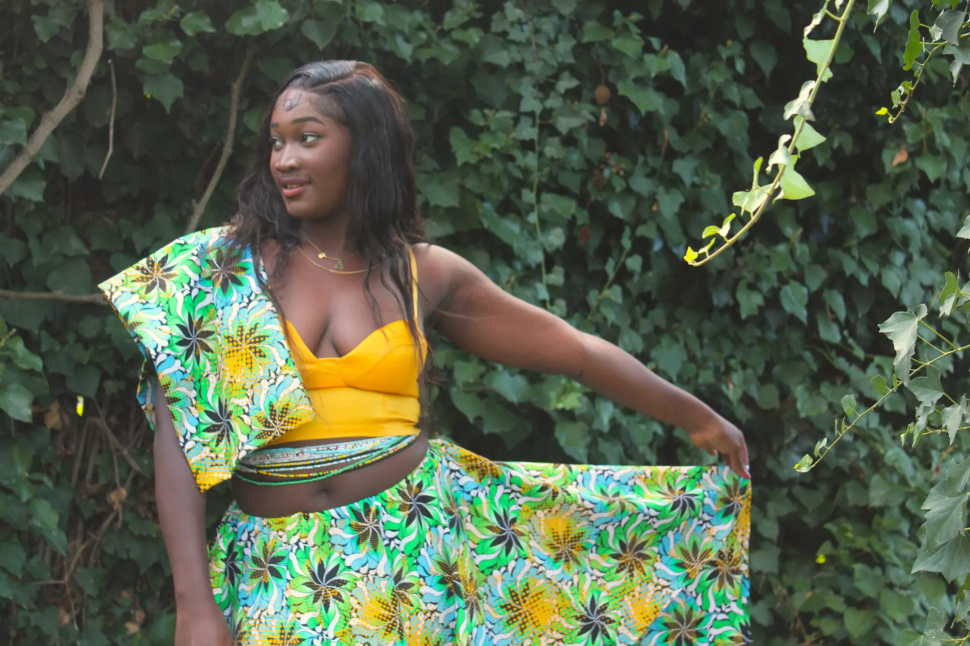 Modèle portant un ensemble ABOMA jaune et vert dans la nature